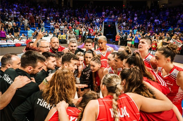 FIVB Milletler Ligi'nde finale yükselen A Milli Kadın Voleybol Takımı şampiyonluk için yarın Çin ile karşı karşıya gelecek.