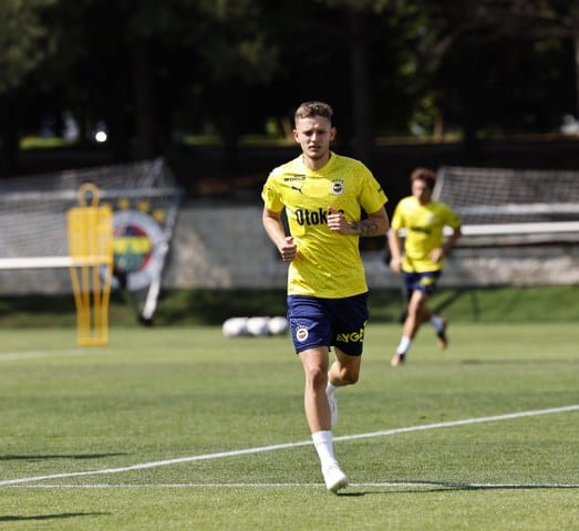 Fenerbahçe'nin yeni transferi Sebastian Szymanski takımla ilk idmanına çıktı.