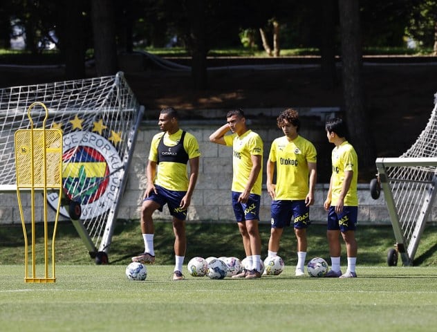 Fenerbahçe'nin yeni transferi Sebastian Szymanski takımla ilk idmanına çıktı.
