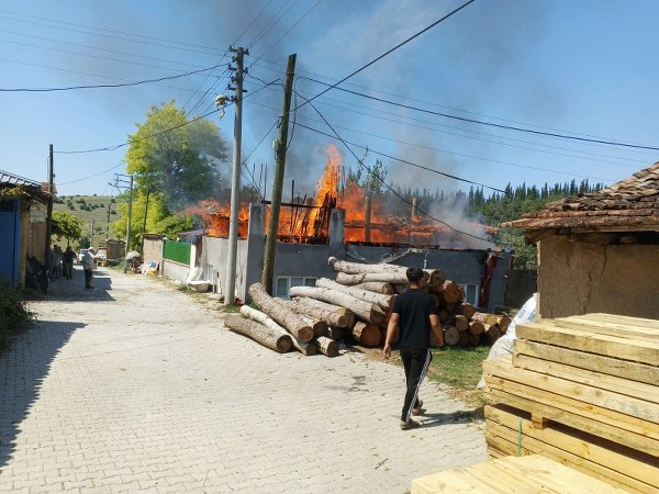 Yenişehir Kırsal Mahmudiye Mahallesi'nde, elektrik kontağından çıktığı tahmin edilen bir yangın meydana geldi ve kullanılmayan bir ev tamamen küle döndü.