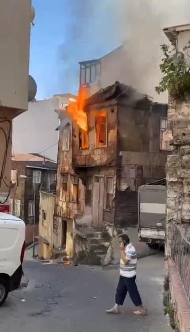 Beyoğlu'nda bulunan iki katlı ahşap binada yangın çıktı. Alev alev yanan bina itfaiye ekipleri tarafından söndürülürken, binada çökme meydana geldi. Ekipler canlarını son anda kurtardı. 
