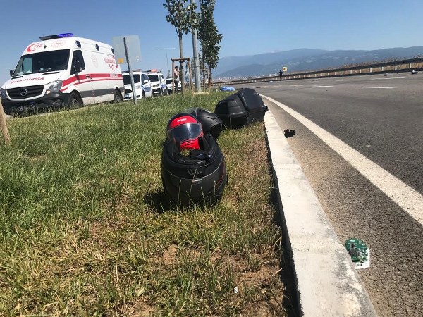 Bursa'da meydana gelen trafik kazasında, motosiklet sürücüsü direksiyon hakimiyetini kaybederek bir ağaca çarptı ve olay yerinde hayatını kaybetti. Motosikletin arkasında oturan arkadaşı ise yaralandı.