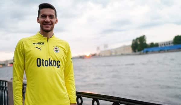 Milli futbolcu Umut Nayir, Fenerbahçe'ye transfer olmanın heyecanını ve gururunu taşıyarak, kulüp televizyonunda yayınlanan 'Günün Röportajı' programına katıldı. Sarı-lacivertli formayı giymek için duyduğu mutluluğu açıkça ifade eden deneyimli oyuncu, taraftarlarına ve camiaya söz verdiği başarılarla dolu bir dönem geçireceğine inancını da dile getirdi. 