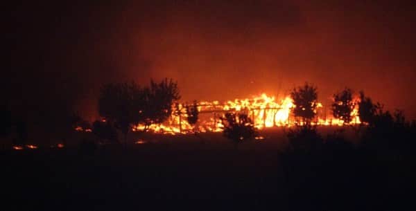 Çanakkale'nin Kızılkeçili köyüne yakın ormanlık alanda çıkan iki farklı yangın, Musaköy ve Kemel köylerine sıçradı. Yangınların etkisiyle Kemel köyü acil olarak boşaltıldı ve köyde yaşayan vatandaşlar, güvenli bölgelere yerleştirildi. Olayın kontrol altına alınması için ekiplerin çalışmaları devam ediyor.