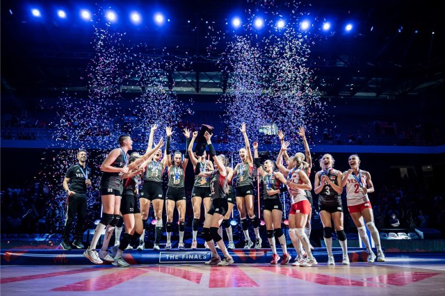 A Milli Kadın Voleybol Takımı, FIVB Milletler Ligi (VNL) finalinde Çin'i 3-1'le geçerek şampiyon oldu ve Altın Madalya'yı aldı.
