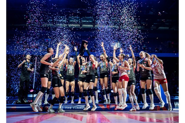 A Milli Kadın Voleybol Takımı, FIVB Milletler Ligi (VNL) finalinde Çin'i 3-1'le geçerek şampiyon oldu ve Altın Madalya'yı aldı.