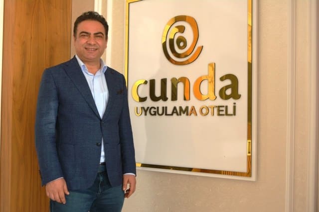 Balıkesir’in Ayvalık ilçesinde, Milli Eğitim Bakanlığı’na bağlı Cunda Mesleki ve Teknik Anadolu Lisesi bünyesindeki Cunda Uygulama Oteli daha fazla engelli vatandaşın tatil yapması amacıyla çalışıyor. Engelli vatandaşlara pozitif ayrımcılıklarıyla öne çıkıyor.