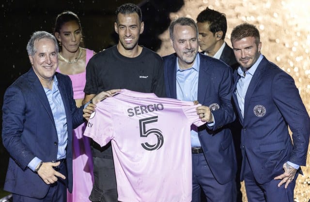 Amerika MLS ekibi Inter Miami, Lionel Messi ve Sergio Busquets transferi ardından stadyumda taraftarlarında yoğun ilgi gösterdiği imza töreni düzenledi.