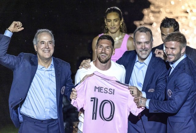 Amerika MLS ekibi Inter Miami, Lionel Messi ve Sergio Busquets transferi ardından stadyumda taraftarlarında yoğun ilgi gösterdiği imza töreni düzenledi.