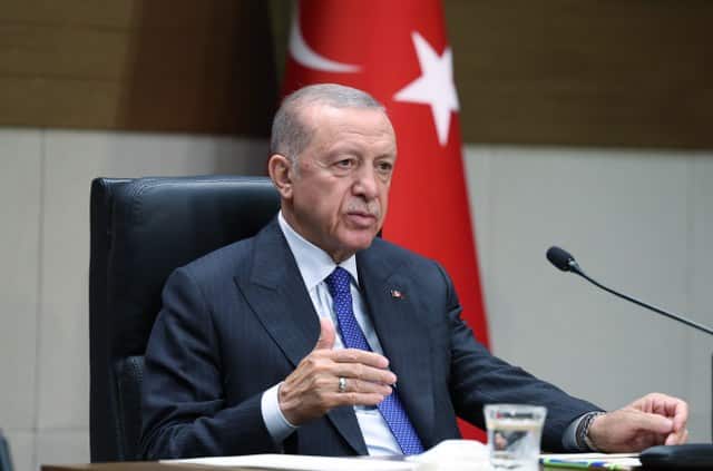 Cumhurbaşkanı Recep Tayyip Erdoğan, Körfez ülkelerine gerçekleştireceği ziyaret öncesi Atatürk Havalimanı'nda düzenlenen basın toplantısında Suriye ile ilişkilere değinerek, "Beşar Esad ile görüşme noktasında kapalı değiliz ama onların bize yaklaşım tarzı önemli" ifadelerini kullandı.