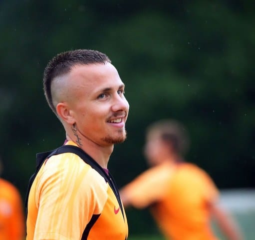 Galatasaray'ın yeni transferi Angelino, sarı-kırmızılı taraftarlarla beraber büyük başarılara imza atmak istediklerini söyleyerek, "Takımın önemli bir parçası olmak istiyorum" ifadelerini kullandı. 