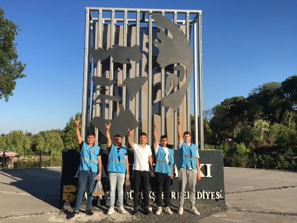 Balıkesir Ülkü Ocakları üyesi gençler, sokak hayvanlarına yönelik 50 farklı noktada mama dağıtımı gerçekleştirdi. Bu anlamlı sosyal sorumluluk etkinliğiyle, gençler hayvanların beslenme ihtiyaçlarına katkı sağladı ve sokak hayvanlarına karşı duyarlılık gösterdi.