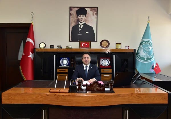 Balıkesir Üniversitesi Sağlık Uygulama ve Araştırma Hastanesi'nde yeni atamalar gerçekleştirildi. Rektör Prof. Dr. Yücel Oğurlu ve yeni yönetim, hastanedeki sorunları çözmek amacıyla eski yöneticileri görevden aldı. Bu değişiklikle birlikte, hastanenin yönetim kadrosunda önemli değişiklikler yaşandı ve mevcut sorunlara çözüm odaklı yaklaşımların benimsenmesi hedeflendi.