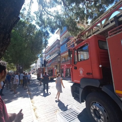 Balıkesir'in Ayvalık ilçesinde, 4 katlı bir binada çıkan yangın mahalleliyi sokağa döktü. Yangın sonucunda alevler evi kullanılmaz hale getirirken, yaralanan veya zehirlenen olmadı.