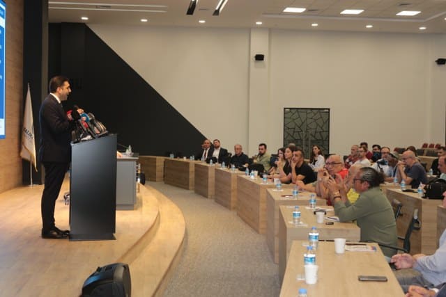 Balıkesir Ticaret Odası Yönetim Kurulu Başkanı Rahmi Kula, iki dönemlik çalışmaları hakkında Meclis Başkanı Okan Telaşeli ile birlikte basın toplantısı düzenledi. 
