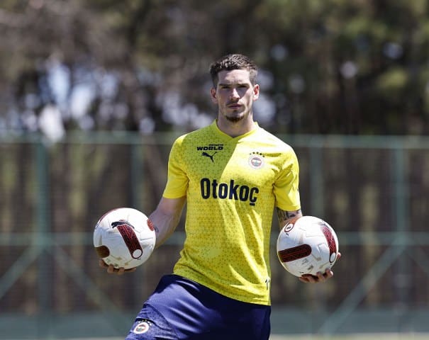 Fenerbahçe’nin yeni transferi İngiliz futbolcu Ryan Kent, Fenerbahçe’de olmaktan dolayı çok mutlu olduğunu söyleyerek, "Başarılar ve kupalar isteyen bir kulüp sizi istediği zaman kabul ediyorsunuz" ifadelerini kullandı. 