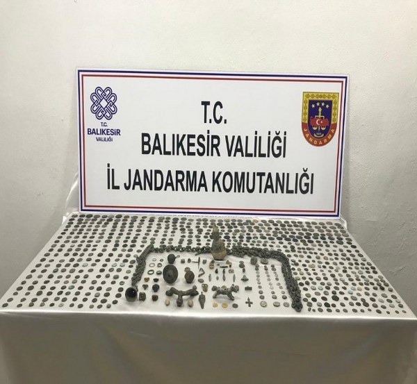 Balıkesir'de jandarma ekipleri son 10 gün içinde gerçekleştirdikleri uyuşturucu operasyonlarıyla ilgili olarak toplamda 59 şüpheliyi gözaltına aldı. Şüpheliler adli makamlara sevk edildi ve yapılan değerlendirme sonucunda 10 kişi tutuklandı.