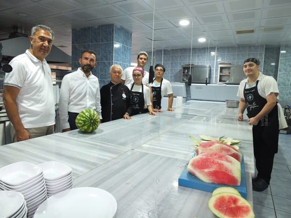 Balıkesir Üniversitesi Burhaniye Uygulamalı Bilimler Fakültesi Eğitim Uygulama Tesisleri'nde "Sen İstediğin Kadar Ye İsrafı Önle" sloganıyla başlatılan pandemi dönemi uygulaması, Burhaniye ilçesinde büyük ilgi gördü. Turizm İşletmeciliği ve Otelcilik ile Gastronomi ve Mutfak Sanatları bölümlerinden öğrencilerin aktif katılımıyla gerçekleştirilen bu uygulama, israfın önüne geçmeye yönelik etkili adımlar attı. Konuklar da uygulamayı olumlu bir şekilde değerlendirerek beğenilerini dile getirdi.