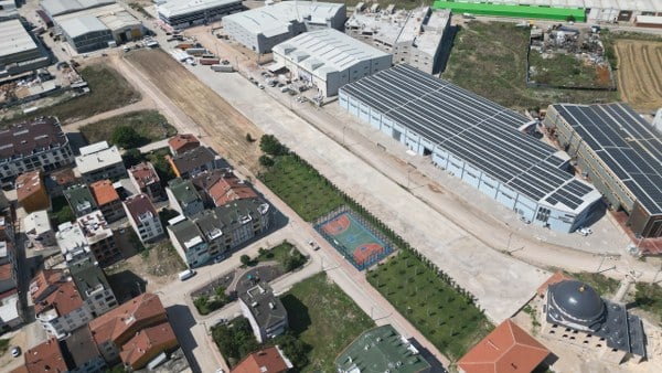İnegöl Belediyesi, Organize Sanayi Bölgesi'nde kendi arazisini ve çevresini kamulaştırarak 8 dönümlük bir alanda 60 araç kapasiteli tır parkını faaliyete geçirdi.