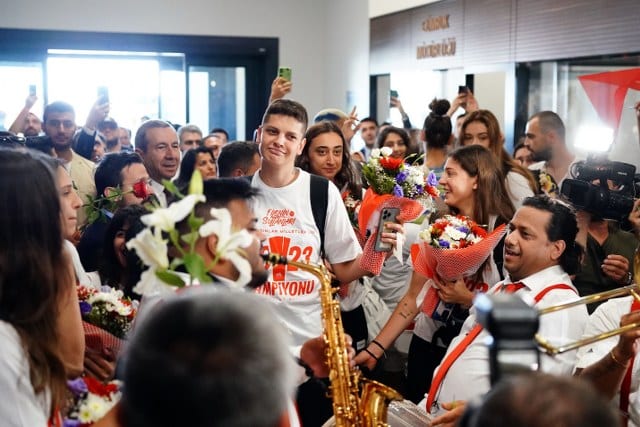 2023 FIVB Milletler Ligi’nde şampiyon olan A Milli Kadın Voleybol Takımı yurda döndü. Milli takımın başarılı oyuncusu Ebrar Karakurt, “Türk kadının gücünü ABD’de gösterdiğimizi düşünüyorum” ifadelerini kullandı.