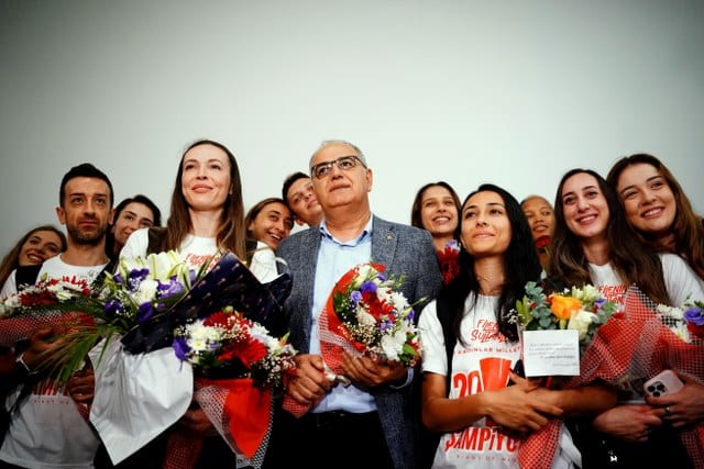 2023 FIVB Milletler Ligi finalinde Çin’i 3-1’lik skorla yenerek şampiyon olan A Milli Kadın Voleybol Takımı, Türkiye’ye döndü. İstanbul Havalimanı'nda çok sayıda sporsever Filenin Sultanları’nı, çiçeklerle karşıladı.