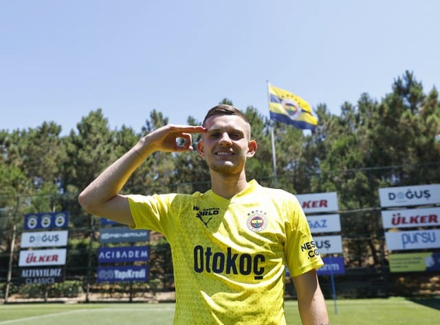 Fenerbahçe’nin yeni transferlerinden Sebastian Szymanski, “Futbol karakteri olarak savaşmayı, pres yapmayı ve koşmayı seven bir futbolcuyum. Takımım için en iyisini sergilemeye çalışan bir oyuncuyum” ifadelerini kullandı.