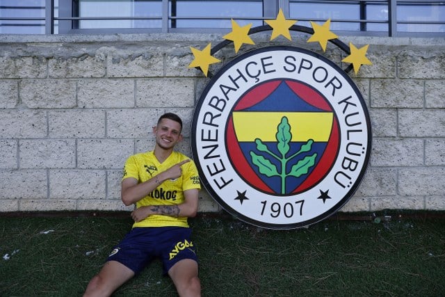 Fenerbahçe’nin yeni transferlerinden Sebastian Szymanski, “Futbol karakteri olarak savaşmayı, pres yapmayı ve koşmayı seven bir futbolcuyum. Takımım için en iyisini sergilemeye çalışan bir oyuncuyum” ifadelerini kullandı.