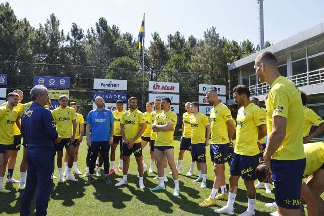 Fenerbahçe yeni sezon hazırlıklarını sabah saatlerinde Can Bartu Tesisleri'nde yaptığı antrenmanla sürdürdü. Yeni transferlerden Dusan Tadic de takımla birlikte ilk antrenmanını gerçekleştirdi.