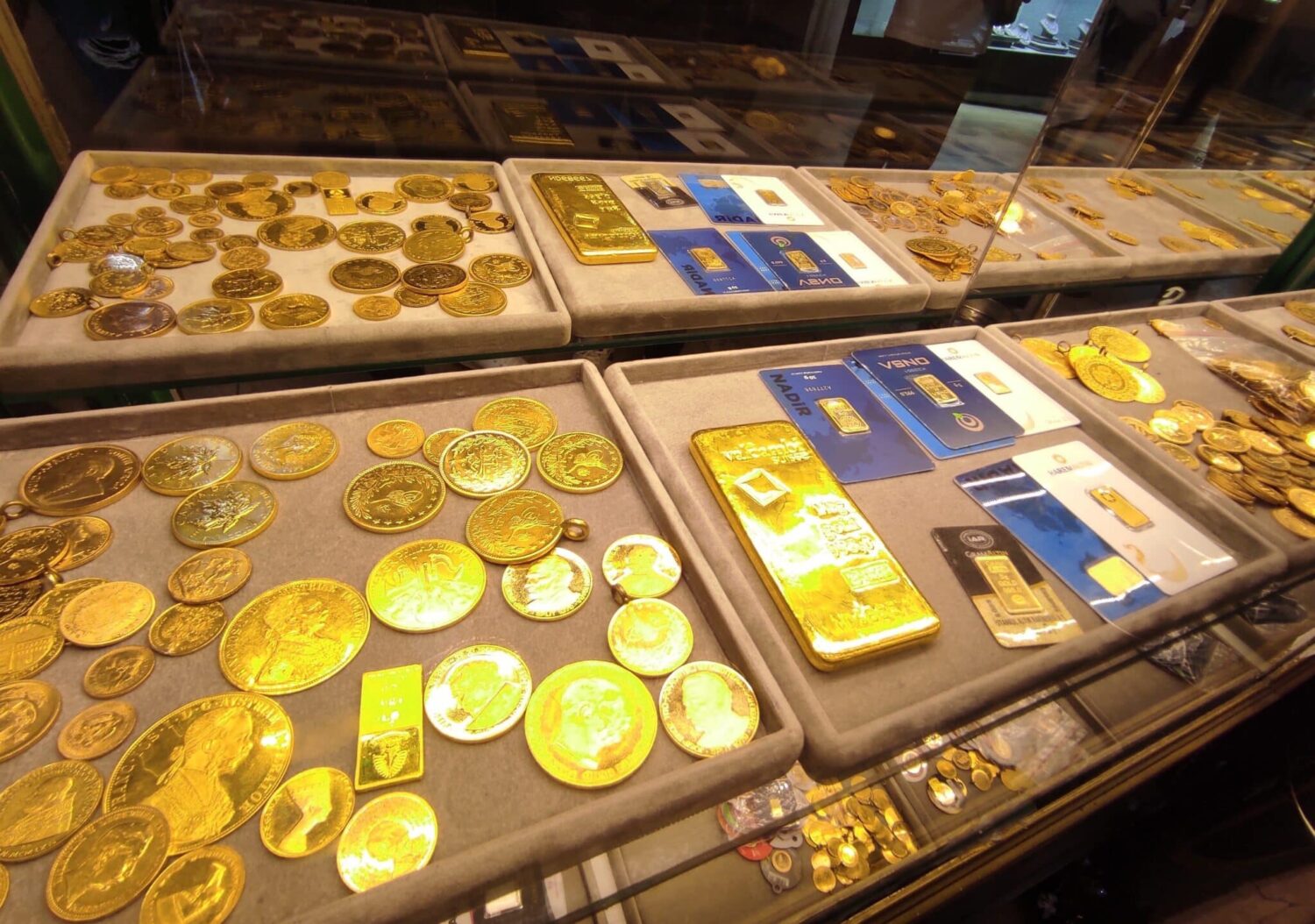 Ons fiyatı ve dolar kuruna bağlı olarak yükselişini hızlandıran altına talep artıyor. Yeni rekorlar kıran altın dışında gümüşe de ilgi arttı. Gram altın iç piyasada tarihi zirvesi olan 1734 liraya kadar çıktı.