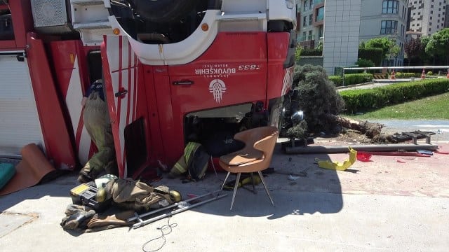 Pendik'te yangın ihbarına giden bir itfaiye aracı lastiğinin patlaması nedeniyle devrildi. Kazada 5 itfaiyecinin yaralandı.
