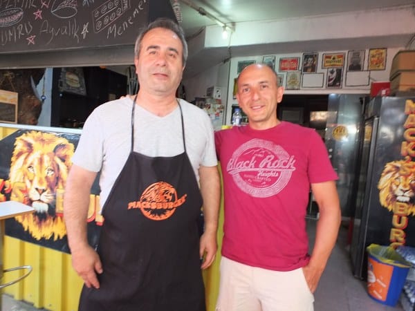 Burhaniye ilçesinde, 60 yaşındaki Mehmet Yücel adlı kişinin işyerinde oluşturduğu forma koleksiyonu, 37 yaşına kadar çeşitli kulüplerde futbol oynamış olmasına rağmen ilgi görmeyi başardı.
