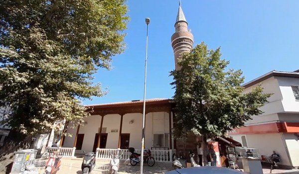 Balıkesir'in Edremit ilçesinde yer alan tarihi Mahkeme Camii, 1795 yılında inşa edilmiş sayılı yapılar arasında yer alıyordu. Restorasyon çalışmaları tamamlandı ve cami ibadete açıldı.