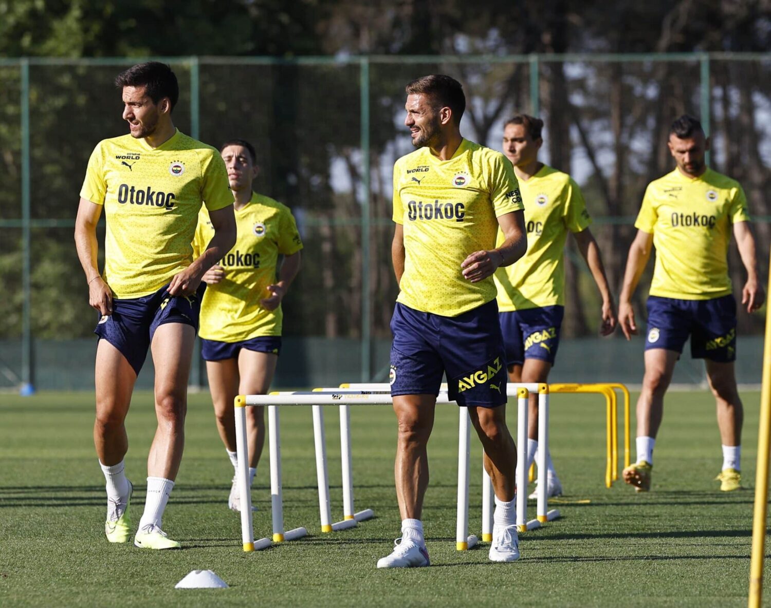 Fenerbahçe, yeni sezon hazırlıklarına akşam saatlerinde yaptığı günün ikinci antrenmanıyla devam etti.
