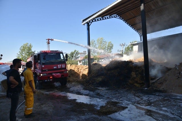 Balıkesir'in Sındırgı ilçesinde Emin Duman'a ait hayvan çiftliğinde akşam saatlerinde saman deposundan alevler yükseldi.