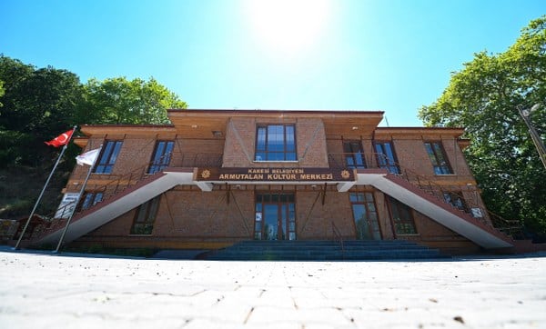 Karesi Belediyesi, geleneksel Gürcü mimarisini örnek alarak inşa edilen Armutalan Kültür Merkezi'nin açılışını 21 Temmuz Cuma günü gerçekleştirecek.
