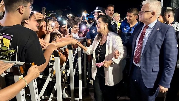 Burhaniye ilçesinde düzenlenen 4. Kitap Fuarı'nın açılışı, Türkan Şoray ve diğer konukların katılımıyla gerçekleşti. Şoray, fuarın açılışında stantları gezdi ve bir konuşma yaparak kitap fuarlarının başka yerlerde de düzenlenmesini istedi.