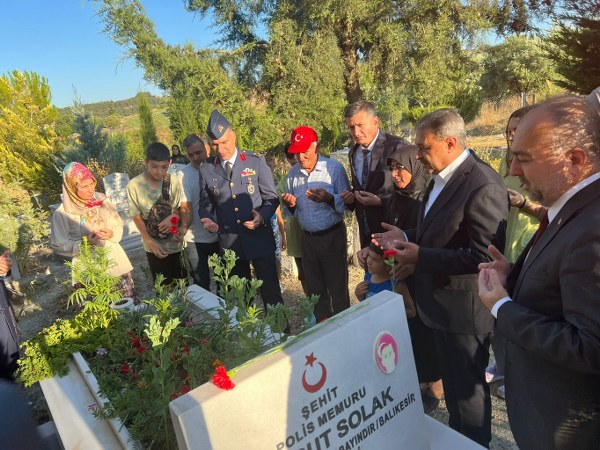 Balıkesir Valisi Hasan Şıldak, 15 Temmuz'da devletin silahını millete doğrultan hainlerin yenilgiye uğratıldığı günde Şehit Polis Memuru Turgut Solak'ın ailesini ziyaret etti.
