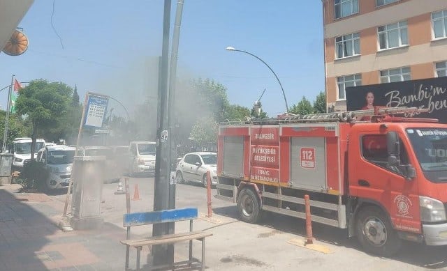 Balıkesir'in Gönen ilçesinde sıcaklardan dolayı telekon panosunda aniden çıkan yangın çevredeki vatandaşları korkuttu.