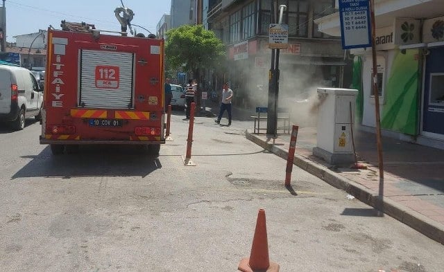 Balıkesir'in Gönen ilçesinde sıcaklardan dolayı telekon panosunda aniden çıkan yangın çevredeki vatandaşları korkuttu.
