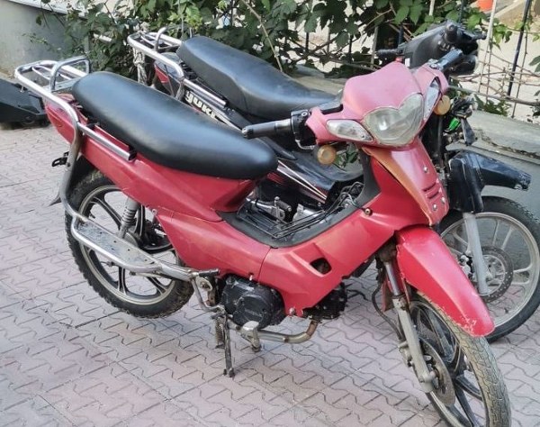 Erdek ilçesindeki polis ekipleri, takip ettikleri motosiklet hırsızlarını yakaladı.