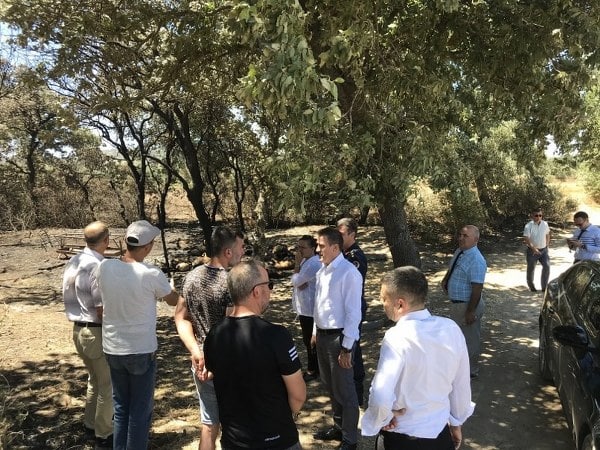 Balıkesir'in Burhaniye ilçesinde, Kaymakam İlyas Memiş, Pelitköy Mahallesi'nde meydana gelen yangın sonucunda 33 baş küçükbaş hayvanın telef olduğu çiftlikte incelemelerde bulundu.
