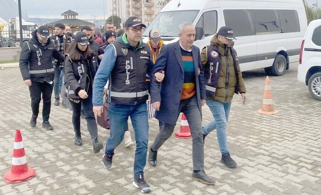 Çanakkale'de, rüşvet aldığı iddiasıyla hakkında yürütülen soruşturma kapsamında tutuklanan ve İçişleri Bakanlığınca geçici olarak görevinden uzaklaştırılan Gökçeada Belediye Başkanı Ünal Çetin, adli kontrol şartıyla serbest bırakıldı.