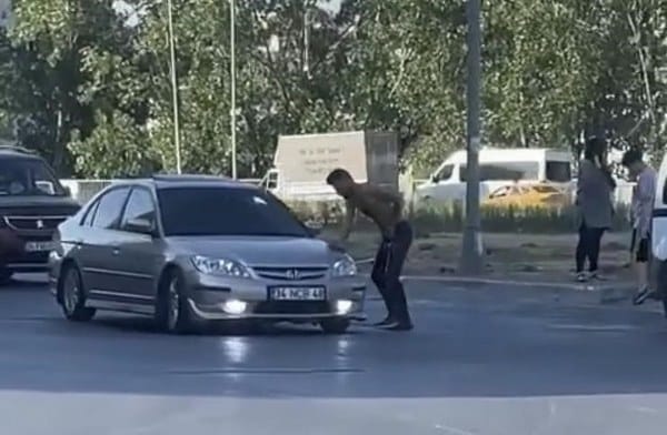 İstanbul'un Esenyurt ilçesinde, "Trafik var, neden yol veriyorsun" dediği genç adamı bıçaklayarak öldüren şüpheli şahıs, tutuklandı.
