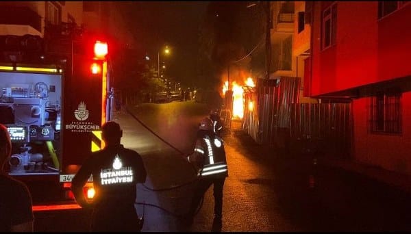 Maltepe ilçesindeki bir inşaat alanında meydana gelen olayda, elektrik panosunda meydana gelen patlama kısa süreli paniğe neden oldu. İtfaiye ekiplerinin hızlı müdahalesi sayesinde yangın söndürüldü; ancak panoda maddi hasar meydana geldi.