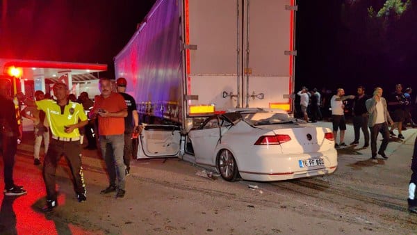 Bursa'nın İnegöl ilçesi girişinde meydana gelen bir kaza, korkunç bir sonuca yol açtı. Bir otomobil, çarptığı tırın altına girdi ve bu korkunç olayda otomobil sürücüsü hayatını kaybetti. Araştırmalar sonucunda, otomobilin sürücüsü ile çarptığı tırı kullanan sürücünün kuzen oldukları ortaya çıktı.