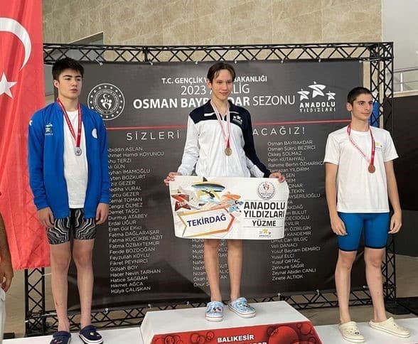 Anadolu Yıldızlar Ligi Yüzme Yarı Final Müsabakaları'nda Bilecikli sporcudan bir gümüş bir de bronz madalya ile evine dönerek sevdiklerini gurulandırdı.