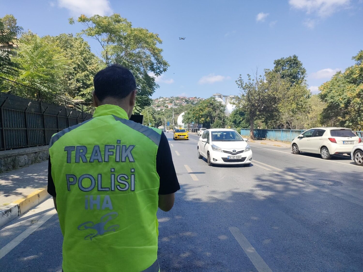Sarıyer’de İstanbul Emniyet Müdürlüğü Trafik Şubesi ekipleri tarafından dron destekli trafik denetimi gerçekleştirildi. Denetimler esnasında kurallara uymayan sürücülere toplamda bin 744 lira para cezası kesildi. 