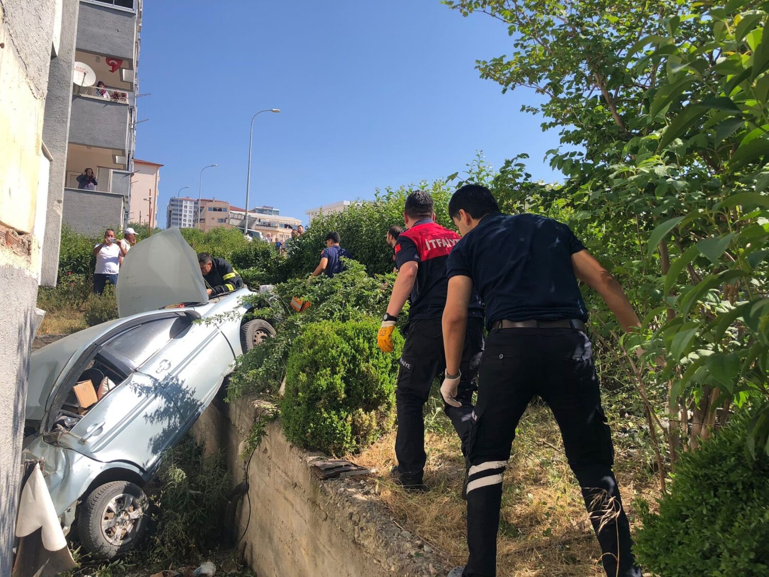 Bilecik'te seyir halinde iken freni patlayan çimento yüklü kamyon adeta dehşet saçtı. Dört aracı biçen kamyon sürücüsü çareyi araçtan atlamakta buldu genede diğer araçlara çarpmaktan kurtulamadı.