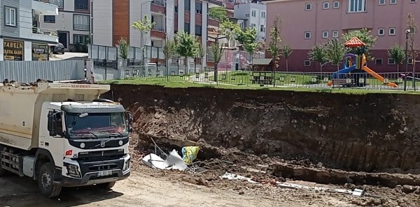 Edremit'te inşaatı devam eden bir binanın temel kazısı sırasında, yan yana bulunan anaokulunun bahçe duvarı ve kaldırım yolunun duvarı çöktü.