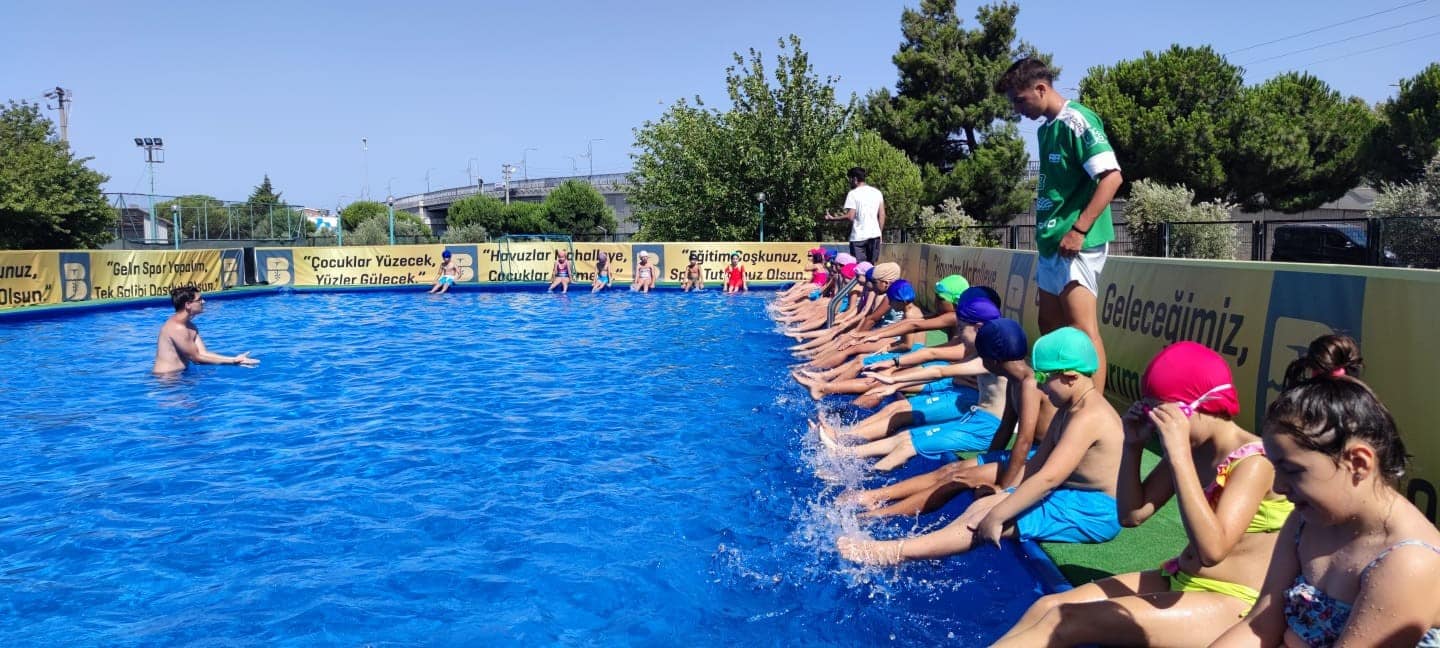 Burhaniye ilçesinde, Gençlik ve Spor Bakanlığı'nın başlattığı 'Yüzme Bilmeyen Kalmasın' projesi hayata geçirildi. Büyükşehir Belediyesi, Gençlik ve Spor İlçe Müdürlüğü bahçesine portatif bir havuz temin ederek, gençlere ve çocuklara yüzme eğitimi verilecek.
